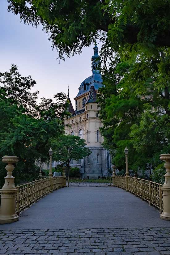 Complete Guide to Visiting Budapest on a Budget / Free Things to Do in Budapest.